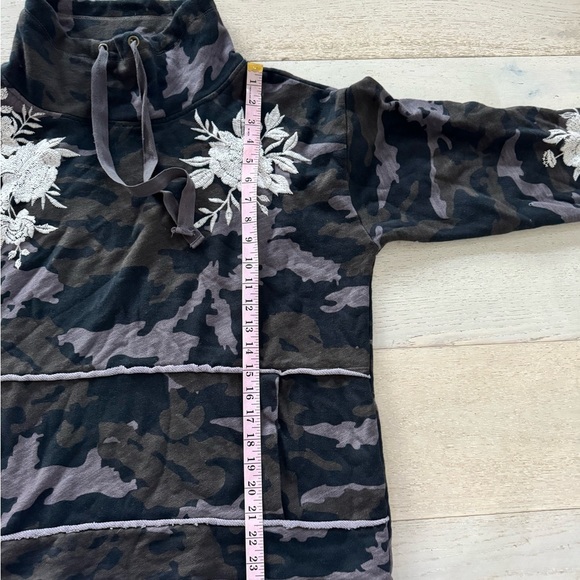 Johnny Was- Women’s Santal Camo Drawstring Turtleneck Sweatshirt Embroidered PM - Picture 7 of 10